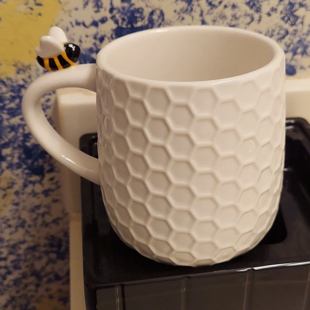 Bee Grateful OVERSIZED Ceramic Embossed Coffee Mug 20 Ounce BNWT 5☆ RETIRED